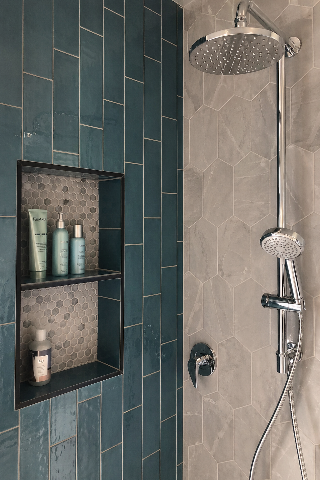 פינת מקלחת עם ניש