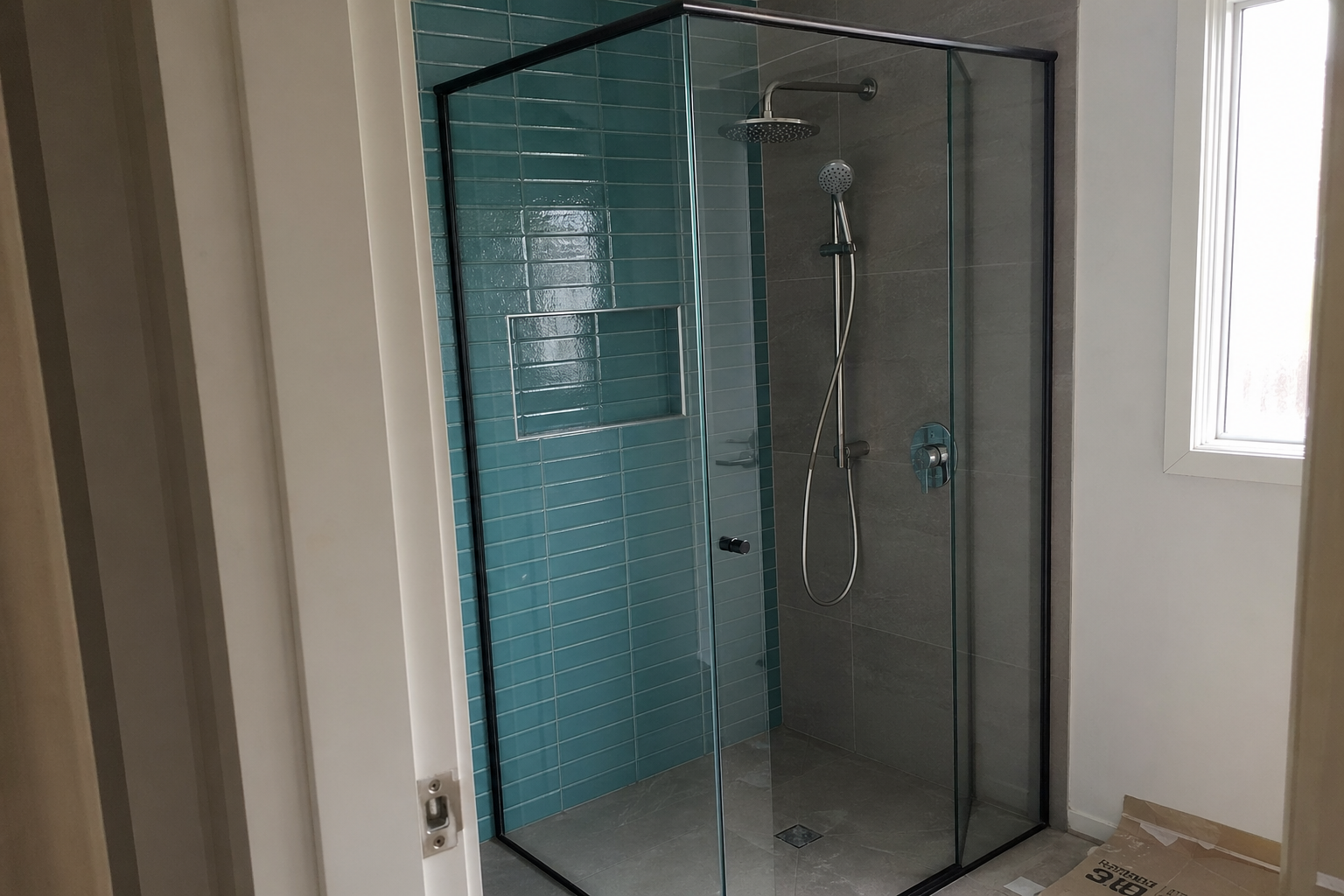 מקלחון זכוכית מודרני